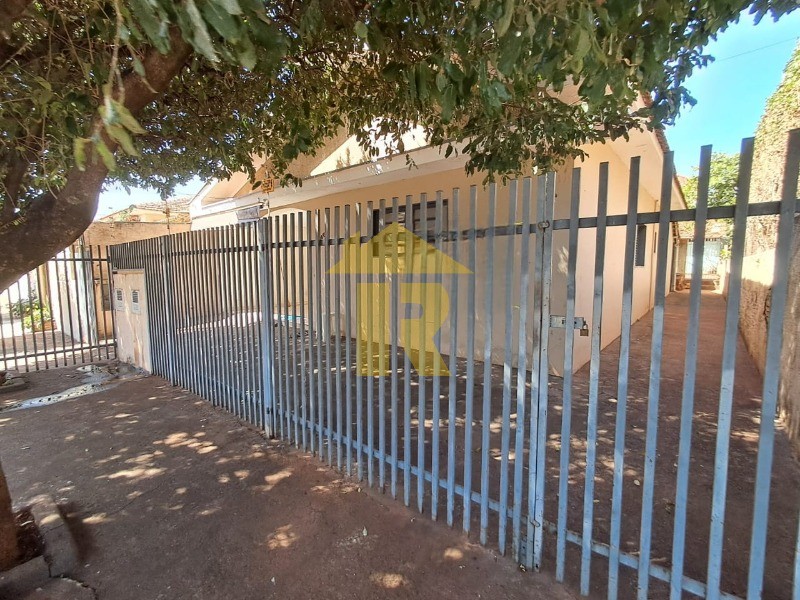 Casa com 3 quartos à venda, 178m² — foto 1 de 15