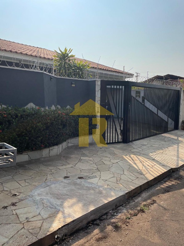 Casa com 3 quartos à venda, 200m² — foto 1 de 24