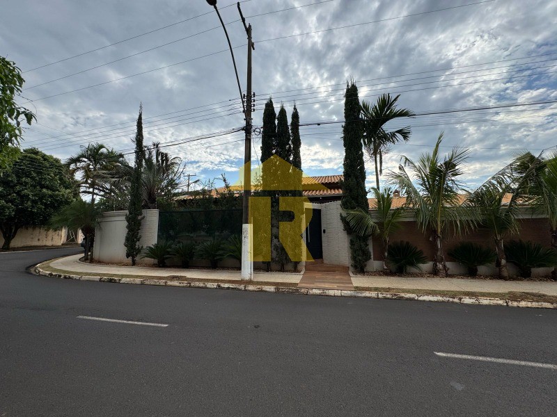 Casa com 3 quartos à venda, 312m² — foto 2 de 41