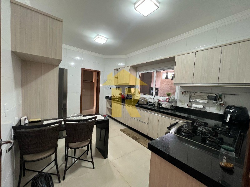 Casa de Condomínio com 3 quartos à venda e aluguel, 220m² — foto 12 de 34