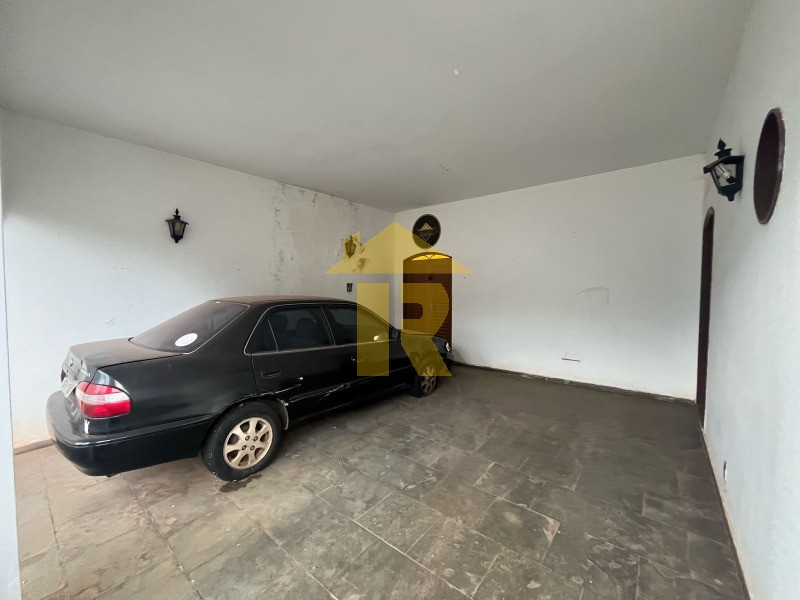 Casa com 3 quartos à venda, 254m² — foto 2 de 5