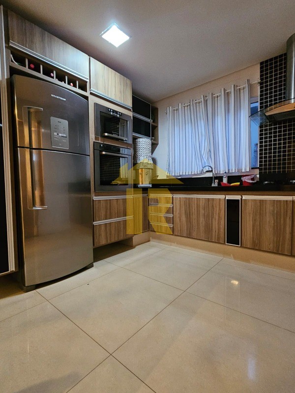 Casa de Condomínio com 3 quartos à venda, 240m² — foto 11 de 28