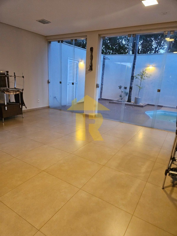 Casa de Condomínio com 3 quartos à venda, 240m² — foto 12 de 28