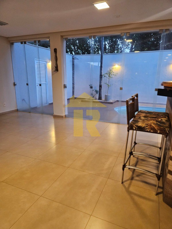 Casa de Condomínio com 3 quartos à venda, 240m² — foto 13 de 28