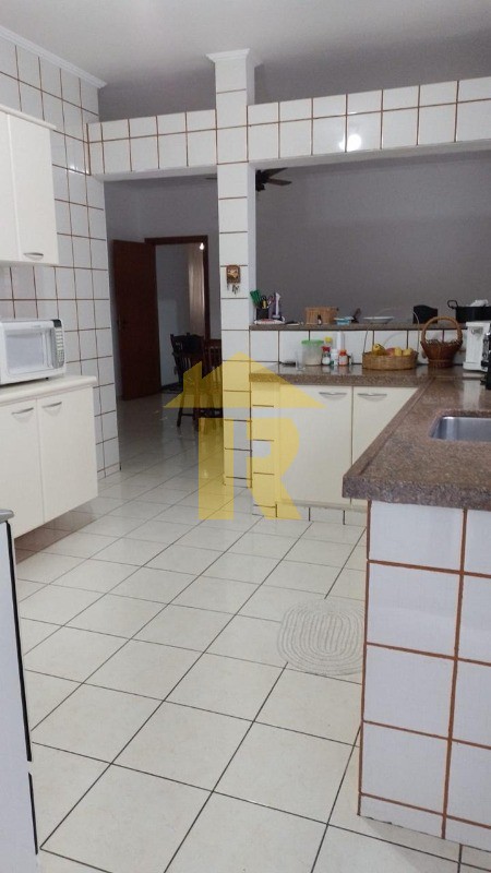 Casa com 3 quartos à venda, 268m² — foto 9 de 40