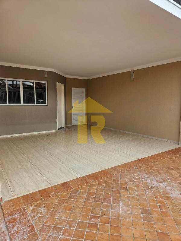 Casa com 3 quartos à venda, 131m² — foto 1 de 14