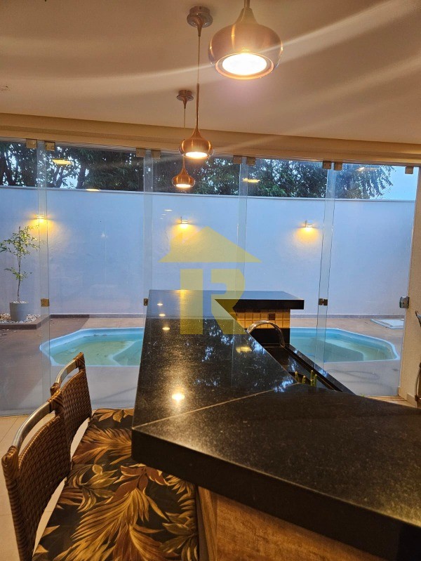 Casa de Condomínio com 3 quartos à venda, 240m² — foto 14 de 28