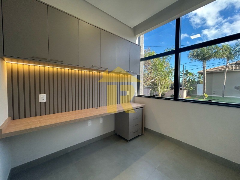 Casa de Condomínio com 4 quartos à venda, 241m² — foto 2 de 16