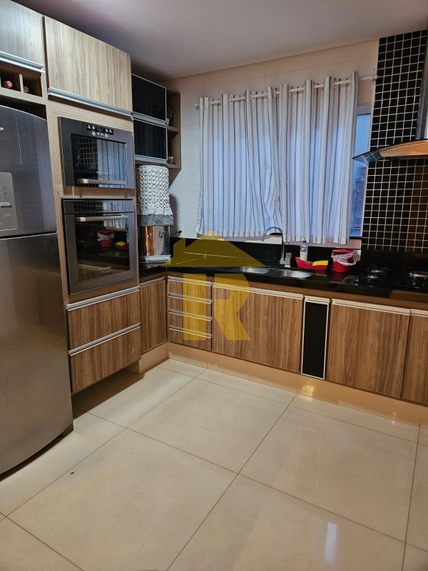 Casa de Condomínio com 3 quartos à venda, 240m² — foto 10 de 28
