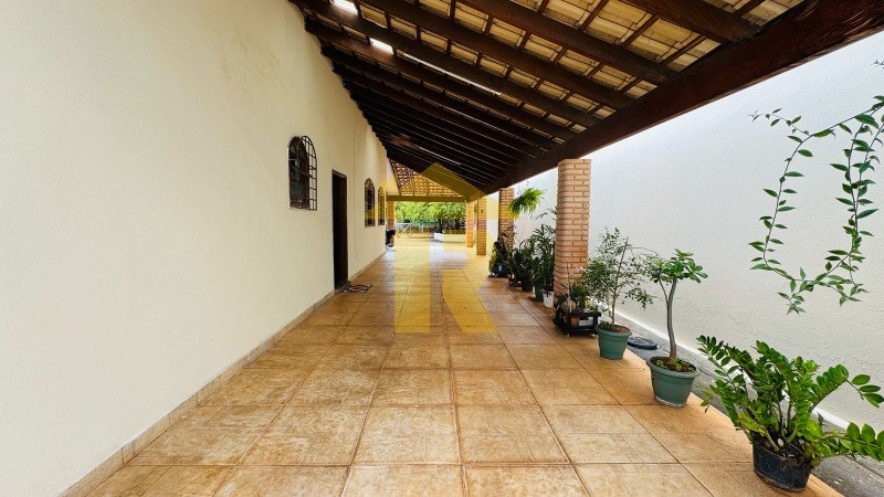 Casa com 3 quartos à venda, 272m² — foto 2 de 15