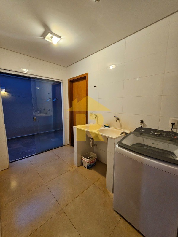 Casa de Condomínio com 3 quartos à venda, 240m² — foto 17 de 28
