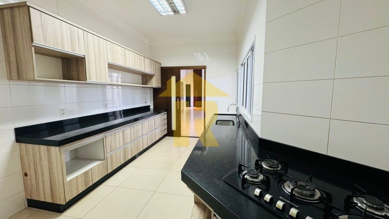 Casa de Condomínio com 3 quartos à venda, 220m² — foto 13 de 40