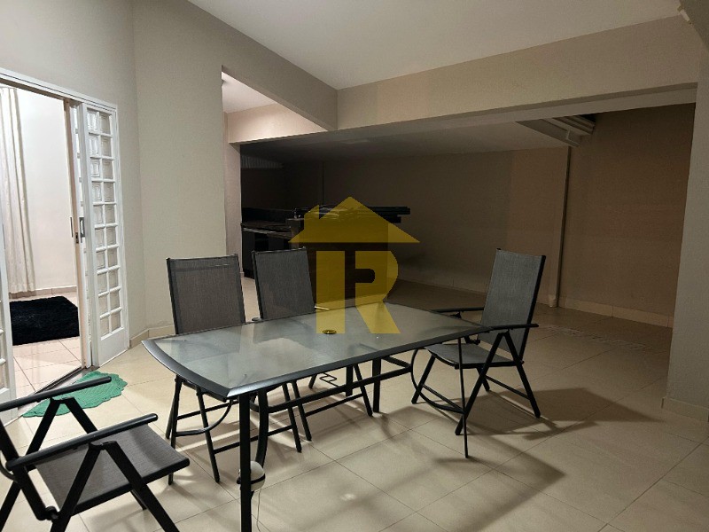 Casa com 3 quartos à venda, 235m² — foto 33 de 35