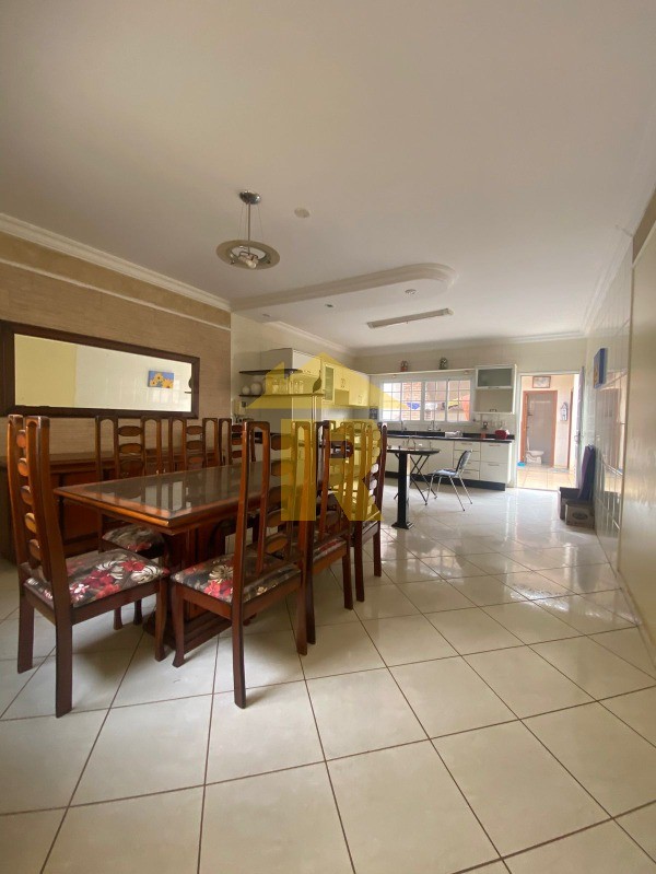 Casa com 4 quartos para aluguel, 243m² — foto 1 de 11