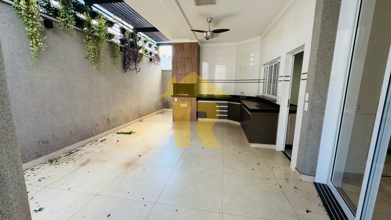 Casa de Condomínio com 3 quartos à venda, 220m² — foto 16 de 40