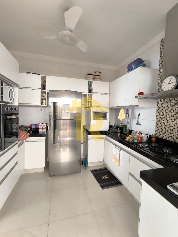 Casa de Condomínio com 3 quartos à venda e aluguel, 215m² — foto 10 de 26