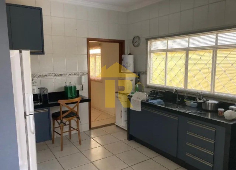 Casa com 3 quartos à venda, 240m² — foto 9 de 23