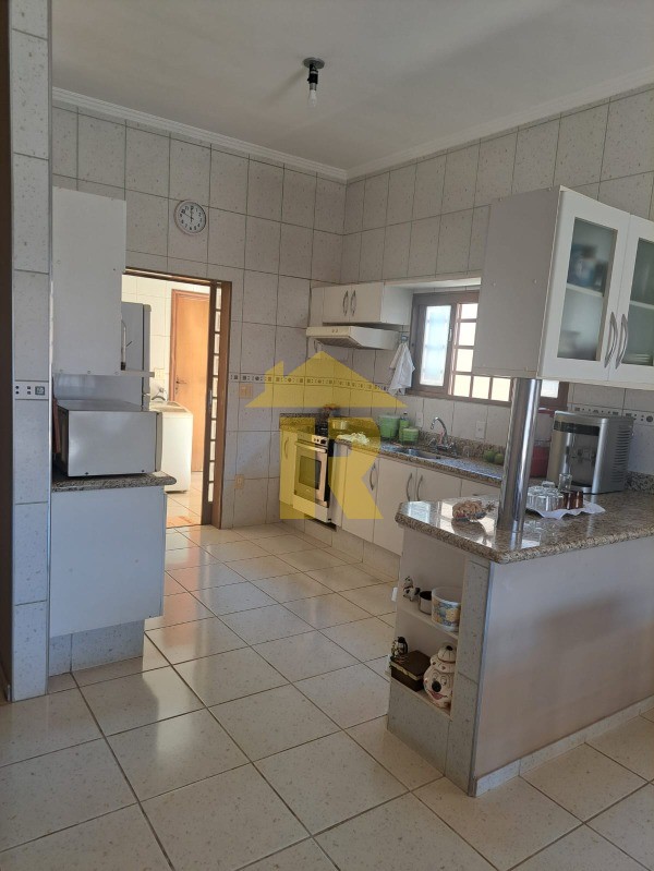 Casa com 3 quartos à venda, 220m² — foto 25 de 37