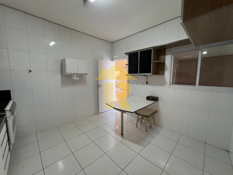 Casa de Condomínio com 4 quartos à venda e aluguel, 223m² — foto 12 de 29