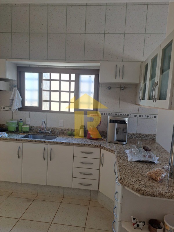 Casa com 3 quartos à venda, 220m² — foto 26 de 37