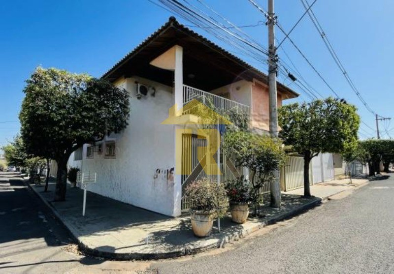 Casa com 3 quartos à venda, 217m² — foto 2 de 26