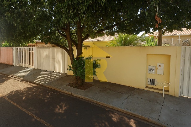 Casa com 3 quartos à venda, 240m² — foto 2 de 23
