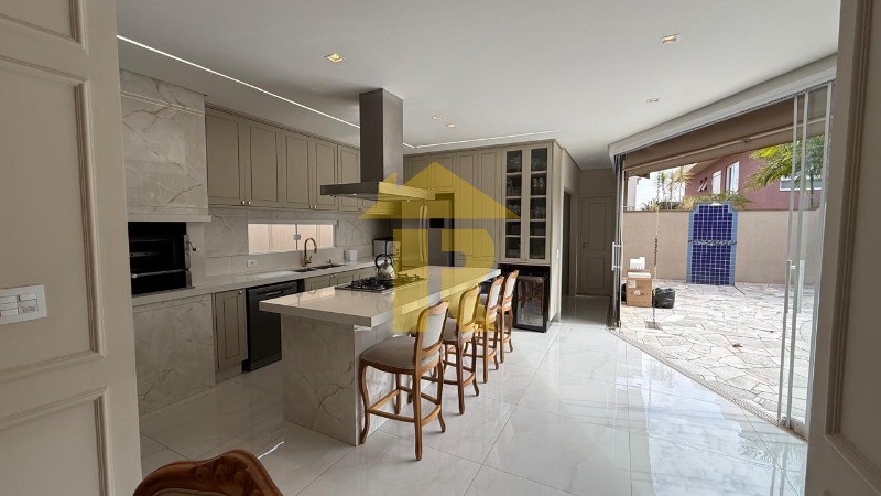 Casa de Condomínio com 3 quartos à venda, 250m² — foto 1 de 47