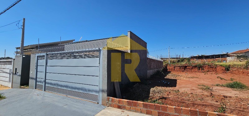 Casa com 3 quartos à venda e aluguel, 120m² — foto 2 de 32