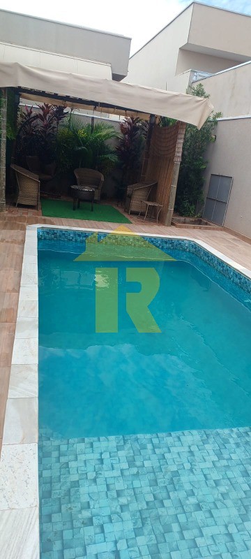 Casa de Condomínio com 3 quartos à venda e aluguel, 216m² — foto 18 de 33