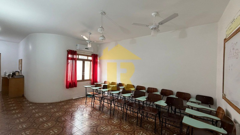 Casa com 3 quartos à venda, 305m² — foto 9 de 24
