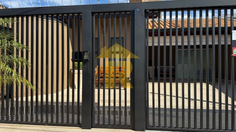 Casa com 3 quartos à venda, 196m² — foto 2 de 20