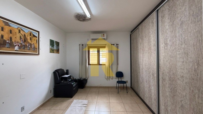 Casa com 3 quartos à venda, 305m² — foto 13 de 24
