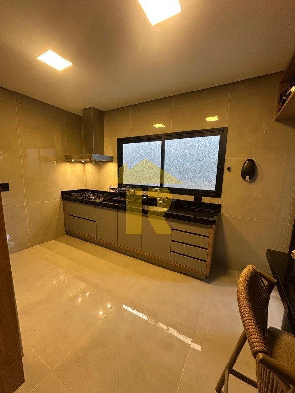 Casa de Condomínio com 4 quartos à venda, 243m² — foto 15 de 50