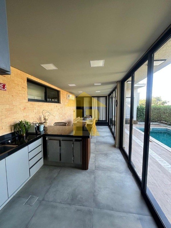 Casa de Condomínio com 4 quartos à venda, 243m² — foto 17 de 50
