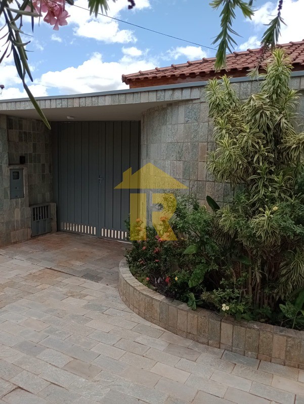 Casa com 3 quartos à venda, 238m² — foto 2 de 38