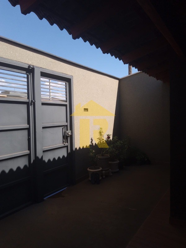 Casa com 3 quartos à venda, 191m² — foto 2 de 31