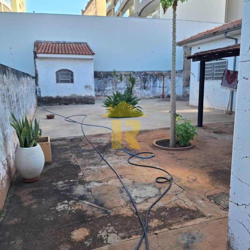 Casa com 3 quartos para aluguel, 300m² — foto 29 de 31
