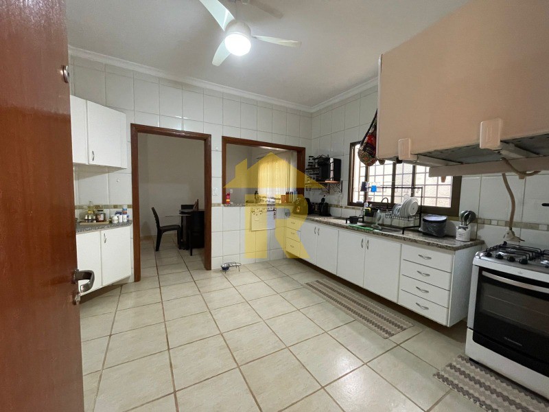 Casa com 3 quartos à venda, 227m² — foto 10 de 37