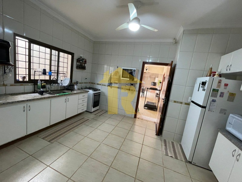 Casa com 3 quartos à venda, 227m² — foto 11 de 37