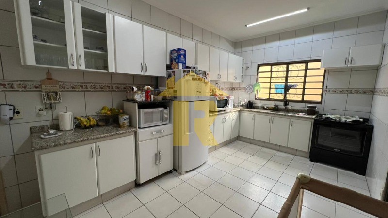 Casa com 3 quartos à venda, 226m² — foto 13 de 35