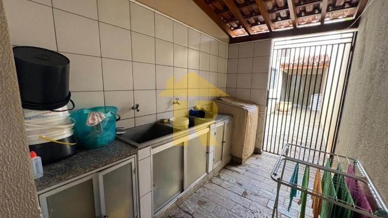 Casa com 3 quartos à venda, 226m² — foto 21 de 35