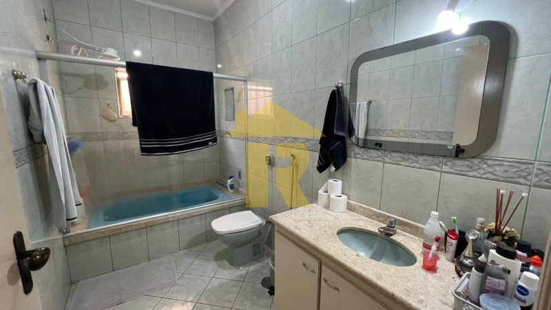 Casa com 3 quartos à venda, 226m² — foto 24 de 35