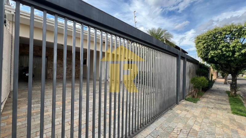 Casa com 3 quartos à venda, 226m² — foto 2 de 35