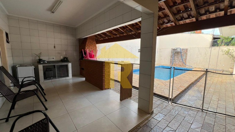 Casa com 3 quartos à venda, 226m² — foto 17 de 35