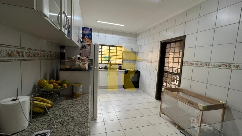 Casa com 3 quartos à venda, 226m² — foto 14 de 35