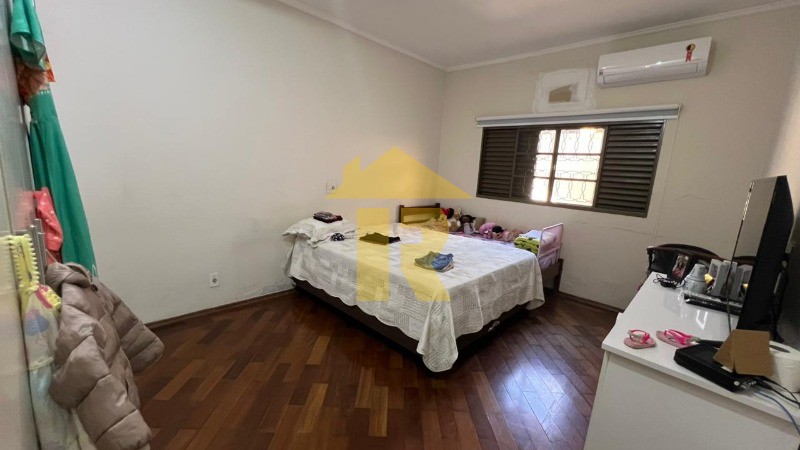 Casa com 3 quartos à venda, 226m² — foto 25 de 35