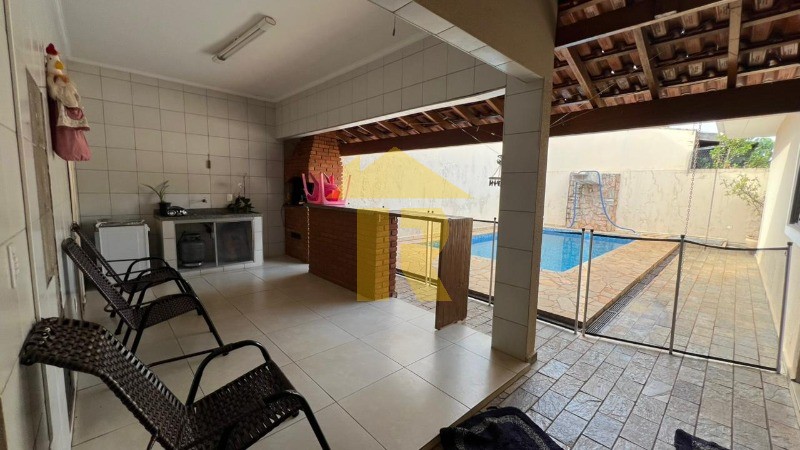 Casa com 3 quartos à venda, 226m² — foto 15 de 35