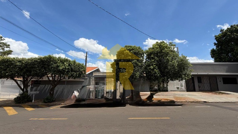 Casa com 3 quartos à venda, 244m² — foto 2 de 27