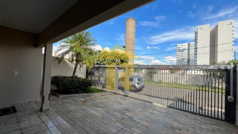 Casa com 3 quartos à venda, 226m² — foto 3 de 35