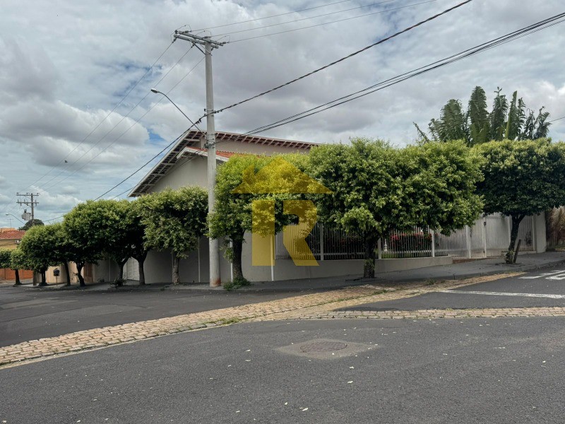 Casa com 3 quartos à venda, 276m² — foto 1 de 47